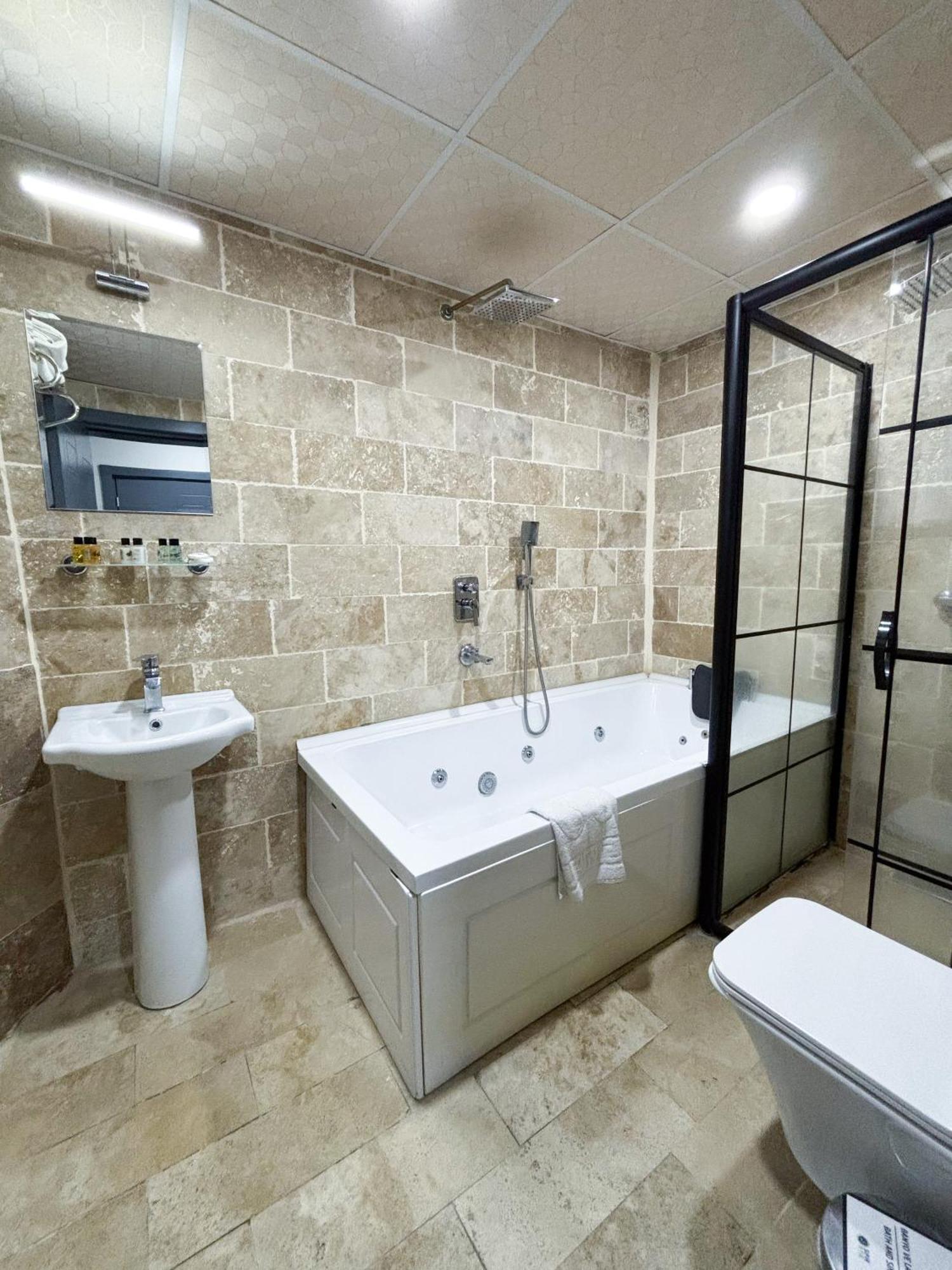 Whitestone Hotel เนฟซิเฮียร์ ภายนอก รูปภาพ
