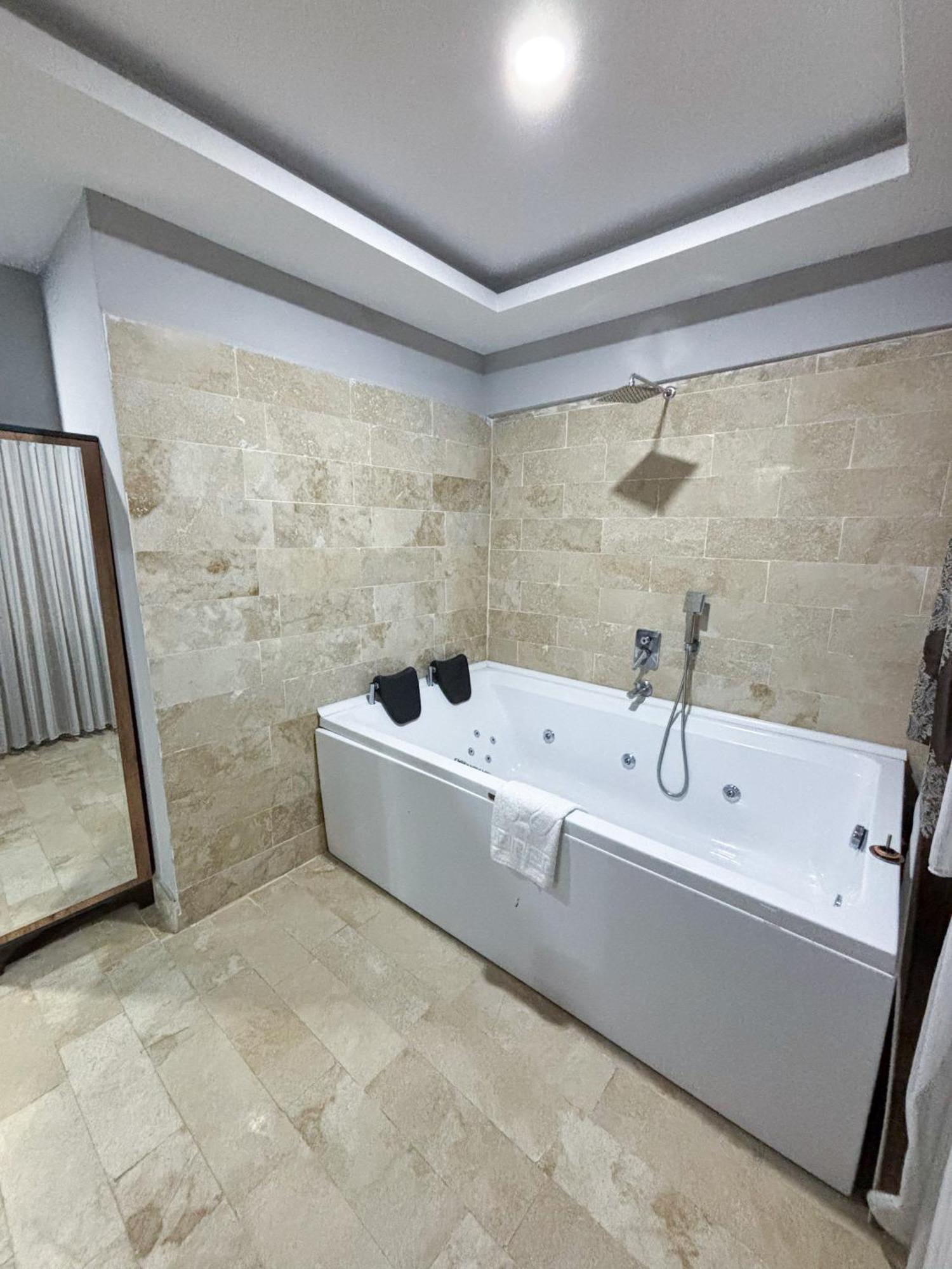 Whitestone Hotel เนฟซิเฮียร์ ภายนอก รูปภาพ